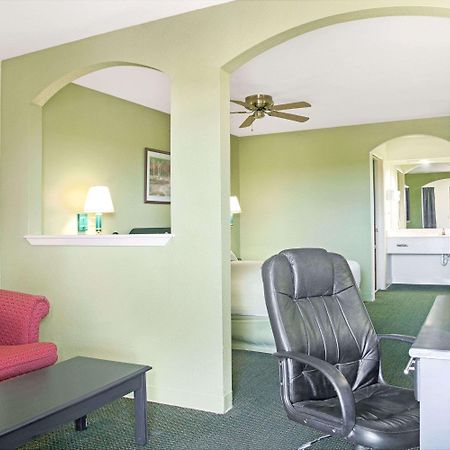 Days Inn By Wyndham El Campo Tx Exteriör bild